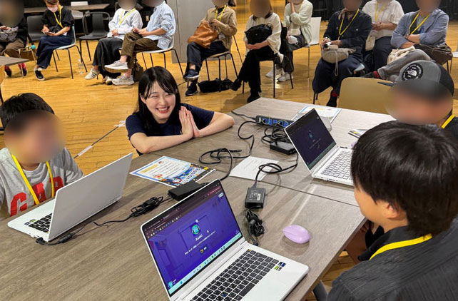 講師や大学生メンターとの距離を縮めながら、和やかな雰囲気で進行